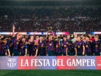 Skuad Barcelona merayakan gelar Trofi Joan Gamper 2026 di Camp Nou