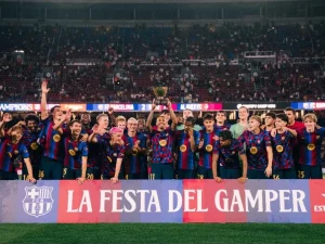 Skuad Barcelona merayakan gelar Trofi Joan Gamper 2026 di Camp Nou