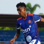 Pemain Persiraja Banda Aceh menguasai bola dalam sesi latihan