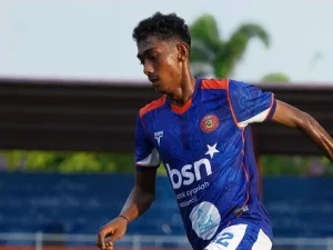 Pemain Persiraja Banda Aceh menguasai bola dalam sesi latihan
