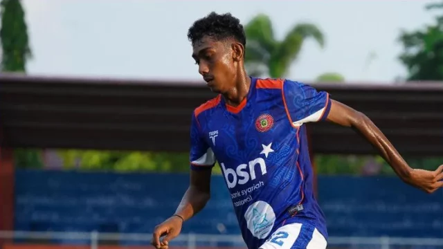 Pemain Persiraja Banda Aceh menguasai bola dalam sesi latihan