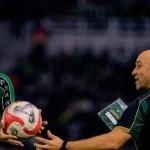 Pelatih kepala Persebaya Bernardo Tavares menyerahkan bola kepada pemainnya