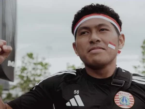Pemain Persija Jakarta mengepalkan tangan seusai latihan di Bangkok