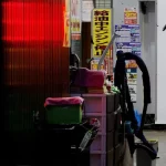 Petugas di sebuah stasiun pengisian bahan bakar di Tokyo, Jepang