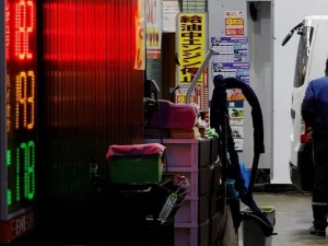 Petugas di sebuah stasiun pengisian bahan bakar di Tokyo, Jepang
