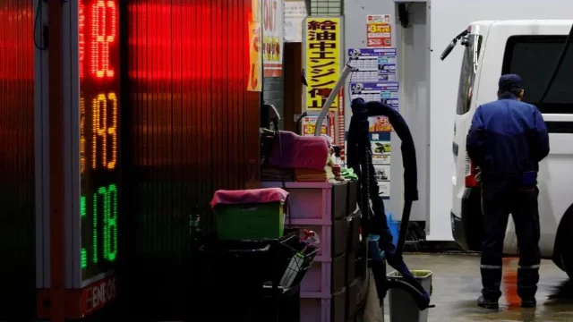 Petugas di sebuah stasiun pengisian bahan bakar di Tokyo, Jepang
