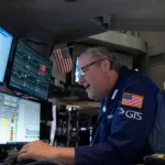 Spesialis bekerja di lantai perdagangan New York Stock Exchange