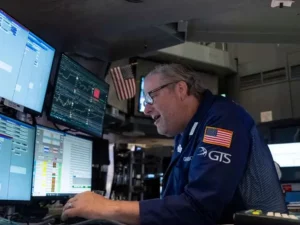 Spesialis bekerja di lantai perdagangan New York Stock Exchange