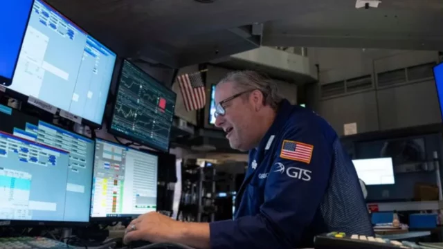 Spesialis bekerja di lantai perdagangan New York Stock Exchange