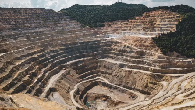 Ilustrasi kegiatan penambangan mineral