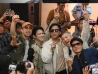 Gading Marten dan personel d’Masiv dalam konferensi pers Duda Minus One