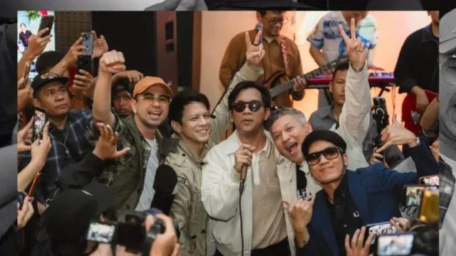 Gading Marten dan personel d’Masiv dalam konferensi pers Duda Minus One