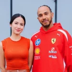 Pevita Pearce berfoto bersama pembalap Formula 1 Lewis Hamilton di Monza