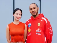 Pevita Pearce berfoto bersama pembalap Formula 1 Lewis Hamilton di Monza