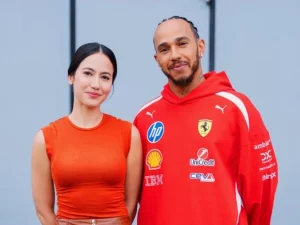 Pevita Pearce berfoto bersama pembalap Formula 1 Lewis Hamilton di Monza