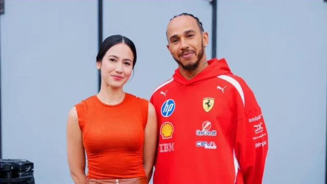 Pevita Pearce berfoto bersama pembalap Formula 1 Lewis Hamilton di Monza