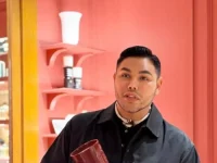 Perancang busana dan presenter Ivan Gunawan