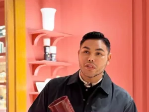 Perancang busana dan presenter Ivan Gunawan