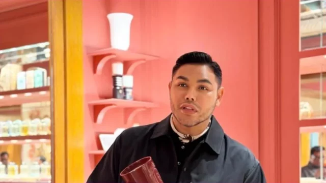 Perancang busana dan presenter Ivan Gunawan