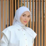 Citra Kirana mengenakan busana serba putih dalam unggahan Instagram