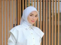 Citra Kirana mengenakan busana serba putih dalam unggahan Instagram