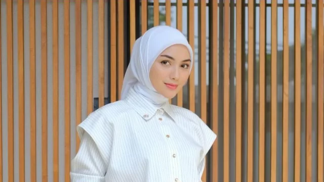 Citra Kirana mengenakan busana serba putih dalam unggahan Instagram