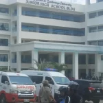 Ambulans dan aparat berjaga di depan gedung SMP Ateneo de Zamboanga University