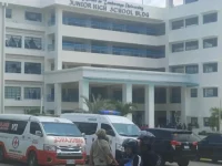 Ambulans dan aparat berjaga di depan gedung SMP Ateneo de Zamboanga University