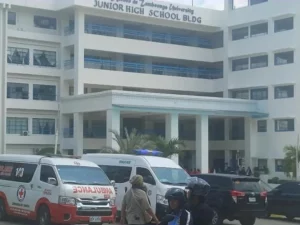 Ambulans dan aparat berjaga di depan gedung SMP Ateneo de Zamboanga University