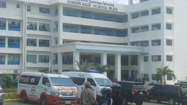 Ambulans dan aparat berjaga di depan gedung SMP Ateneo de Zamboanga University