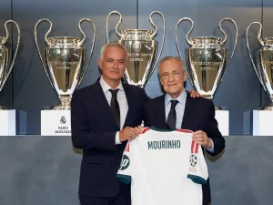 Jose Mourinho bersama Presiden Real Madrid Florentino Perez pada acara perkenalannya di Ciudad Real Madrid. [Foto: Real Madrid]
