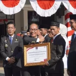 Universitas Lambung Mangkurat menerima piagam penghargaan mitra kerja dari Kemenkum Kalsel