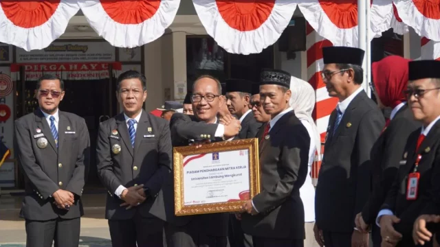 Universitas Lambung Mangkurat menerima piagam penghargaan mitra kerja dari Kemenkum Kalsel