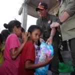 Kepala BNPB Suharyanto menyerahkan bantuan kepada anak-anak penyintas gempa di Ende