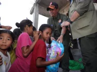 Kepala BNPB Suharyanto menyerahkan bantuan kepada anak-anak penyintas gempa di Ende