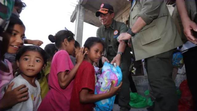 Kepala BNPB Suharyanto menyerahkan bantuan kepada anak-anak penyintas gempa di Ende