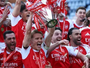 Para pemain Arsenal merayakan gelar juara Liga Primer Inggris. [Foto: Reuters]