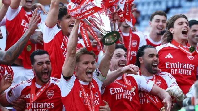 Para pemain Arsenal merayakan gelar juara Liga Primer Inggris. [Foto: Reuters]