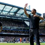 Pelatih Chelsea Xabi Alonso menyapa pendukung di Stamford Bridge. [Foto: Chelsea FC]