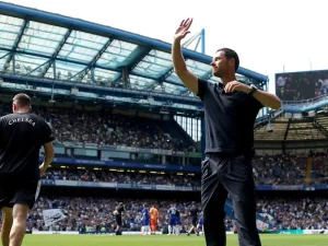 Pelatih Chelsea Xabi Alonso menyapa pendukung di Stamford Bridge. [Foto: Chelsea FC]