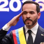 Abelardo de la Espriella memberi hormat saat pelantikannya sebagai Presiden Kolombia