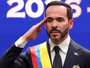 Abelardo de la Espriella memberi hormat saat pelantikannya sebagai Presiden Kolombia