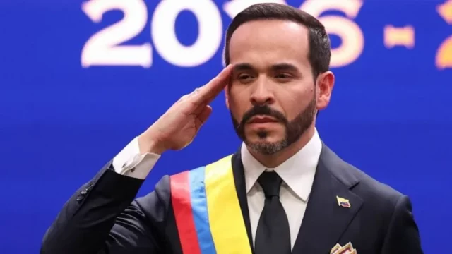 Abelardo de la Espriella memberi hormat saat pelantikannya sebagai Presiden Kolombia