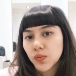 Adinda Thomas berswafoto di dalam ruangan