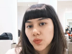 Adinda Thomas berswafoto di dalam ruangan