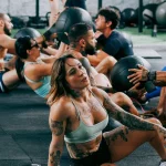 Ilustrasi peserta kelas kebugaran di pusat gym