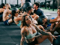 Ilustrasi peserta kelas kebugaran di pusat gym