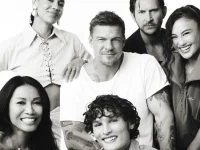 Agnez Mo dan Anggun berpose bersama pemeran Reacher dan Neagley di studio Comic-Con Entertainment Weekly