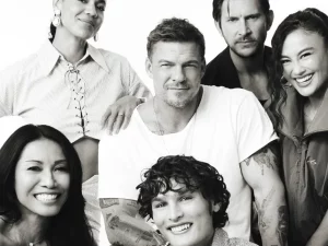 Agnez Mo dan Anggun berpose bersama pemeran Reacher dan Neagley di studio Comic-Con Entertainment Weekly