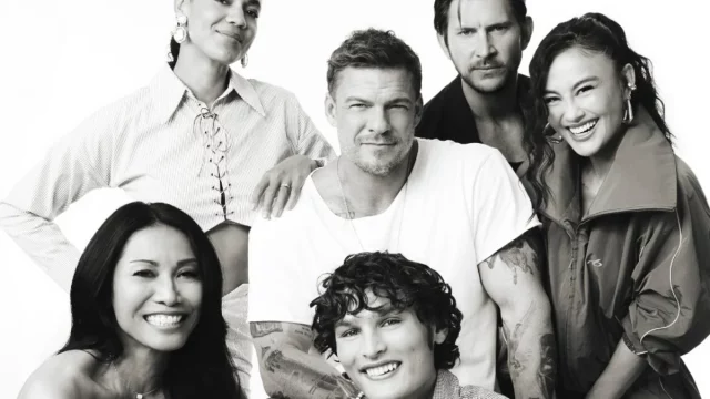 Agnez Mo dan Anggun berpose bersama pemeran Reacher dan Neagley di studio Comic-Con Entertainment Weekly